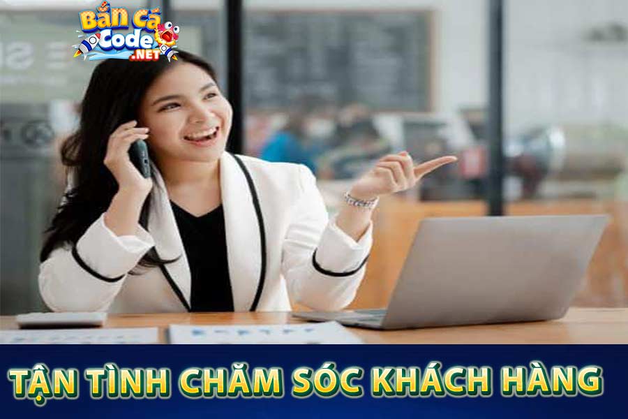 Nhân viên tận tình tư vấn người chơi